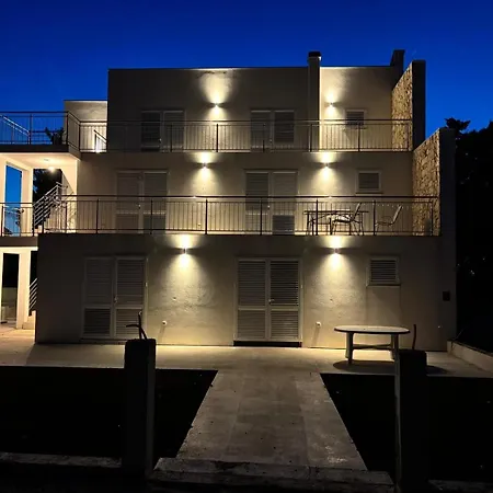 By The Sea Susica, - 25080 乌格连